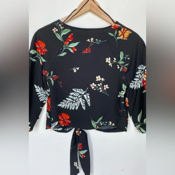 Boutique Long Sleeve Semi Cropped Top - Picture 3 of 5